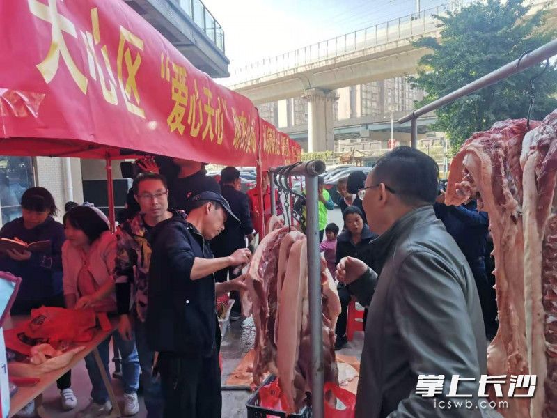 爱心集市吸引了不少市民的参与。长沙晚报全媒体记者 王斌 摄