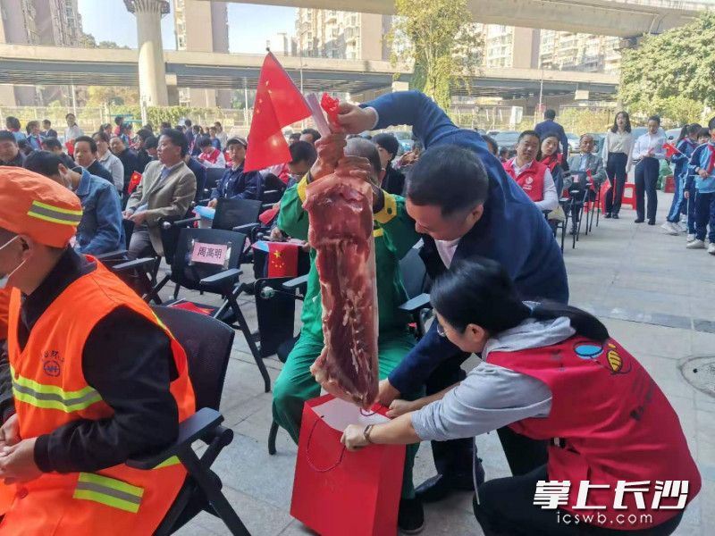 爱心人士向环卫工人赠送猪肉。长沙晚报全媒体记者 王斌 摄