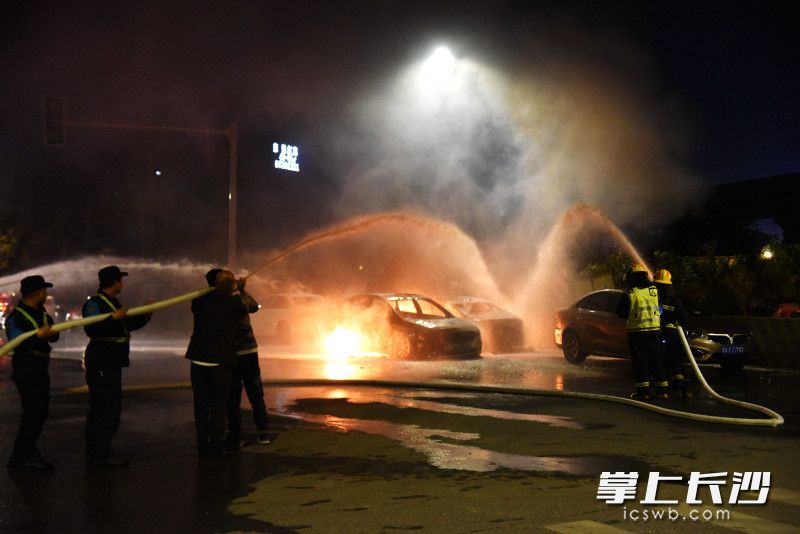 火灾现场，保安与消防员合力灭火。均为长沙晚报全媒体记者 刘琦 摄