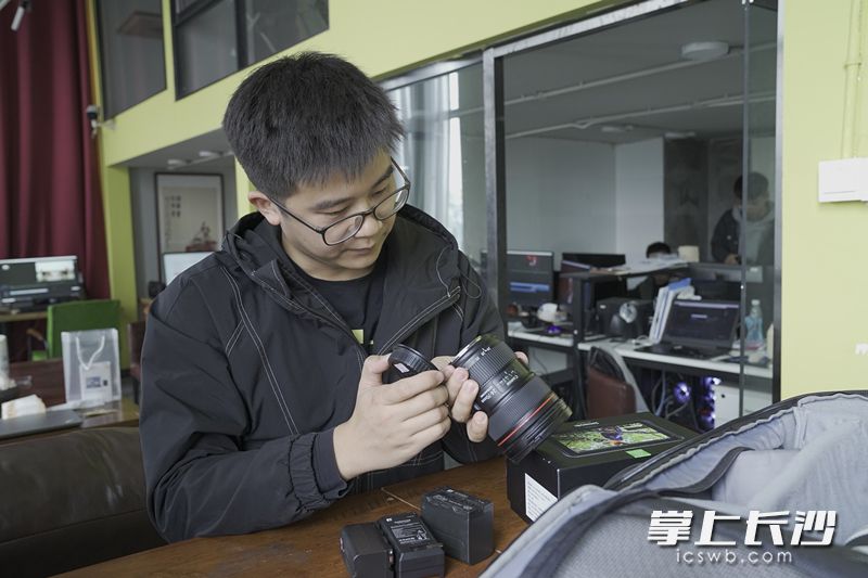 戴益源在整理设备。长沙晚报全媒体记者 柳静芸 摄
