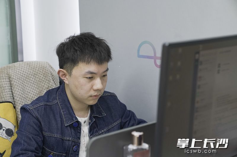 芒果动听新媒体营销王晟正在办公。长沙晚报全媒体记者 柳静芸 摄