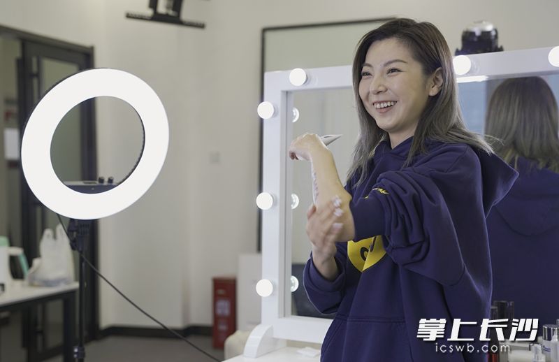 二咖传媒签约达人伊维在录制短视频。长沙晚报全媒体记者 柳静芸 摄