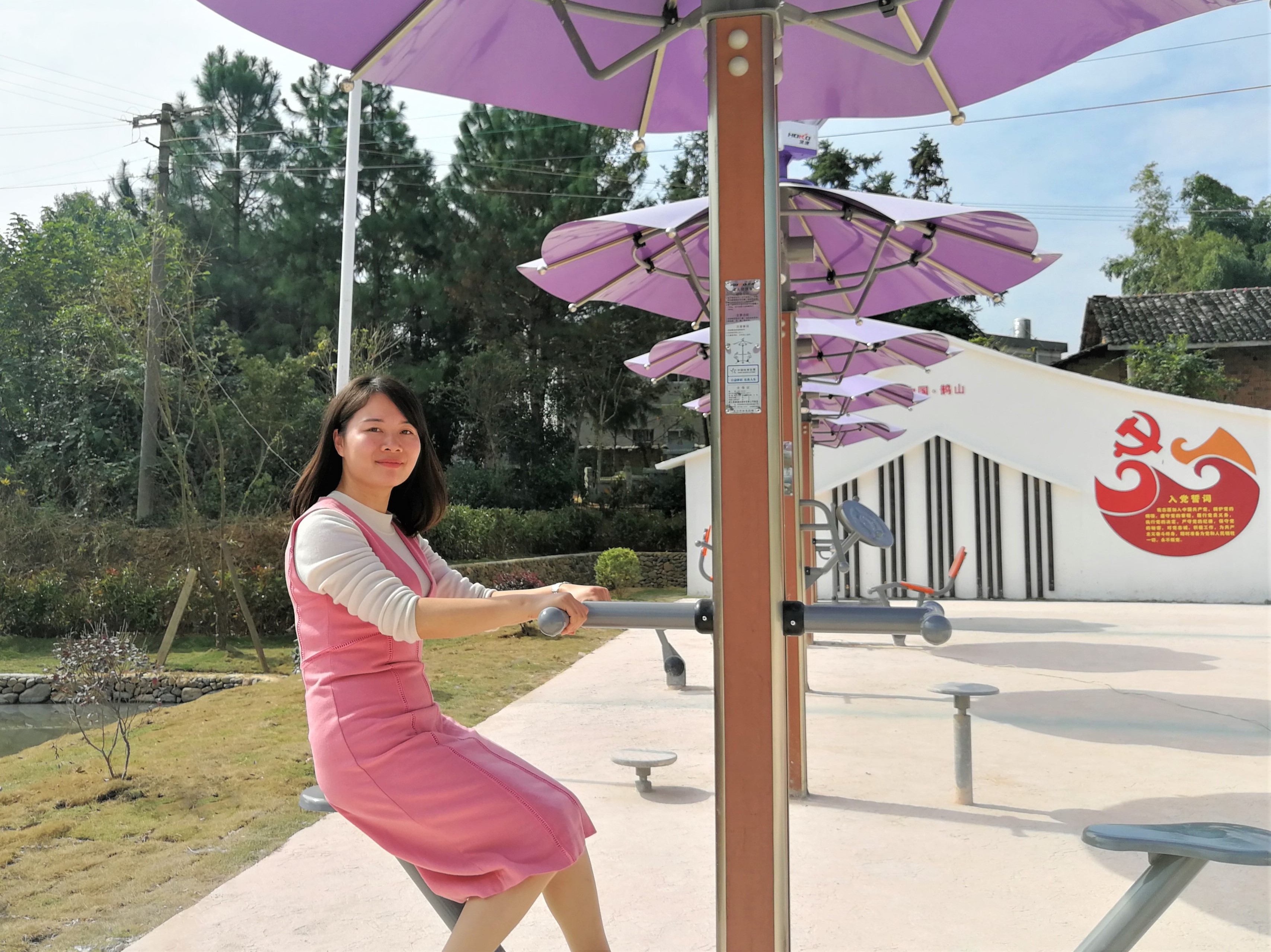 大成桥镇鹊山村黄河组的美丽屋场基本建成，人们正在享受美好的闲暇时光。长沙晚报全媒体记者 张禹 摄
