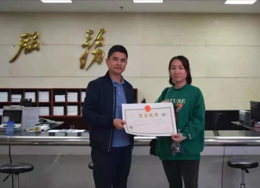企业开办申请者领取到雨花区首张“一业一照”。长沙晚报通讯员  王嘉琦 摄