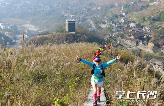 选手徒步打卡。均为主办方供图 选手徒步打卡。均为主办方供图