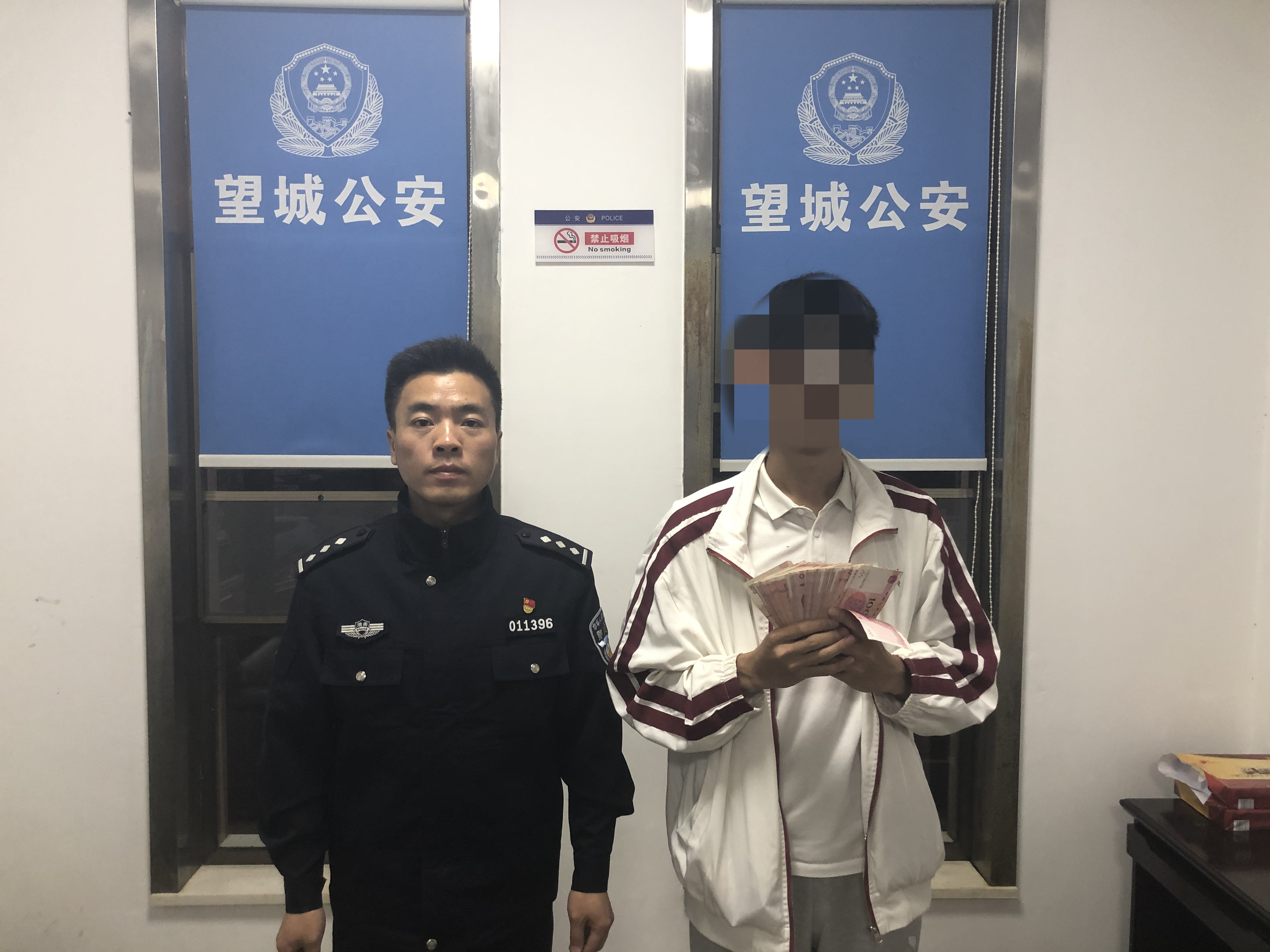 被骗学生追回钱后与民警合影。通讯员 供图