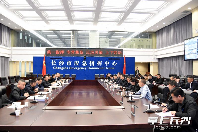 座谈会上，市应急管理局各有关负责人向青海省应急管理厅考察团介绍经验做法。长沙晚报全媒体记者 刘琦 摄