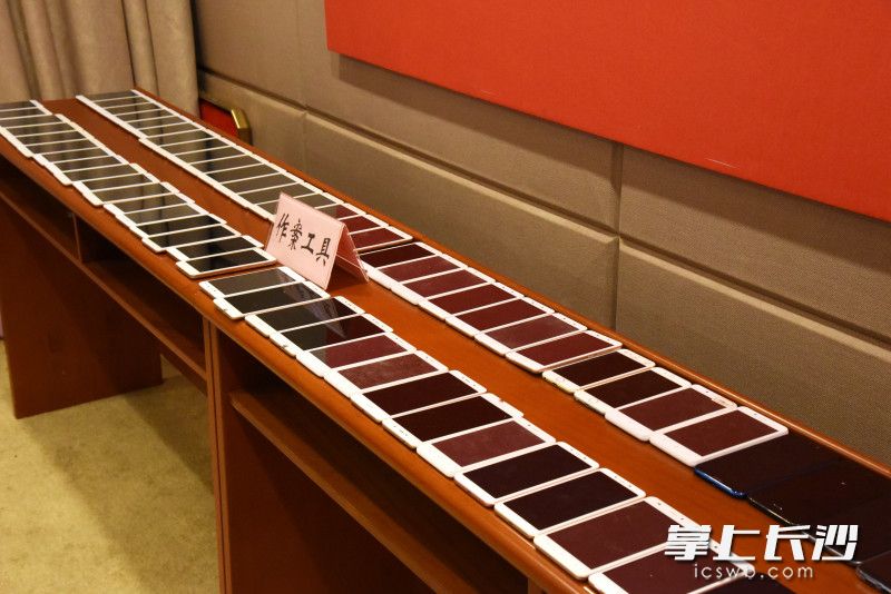 犯罪嫌疑人使用的手机。长沙晚报全媒体记者 刘琦 摄