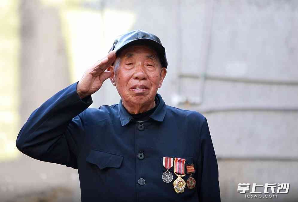 今年91岁的老兵张迪泉。图片均为通讯员 蔡臻 易哲韬 李卓 摄影报道