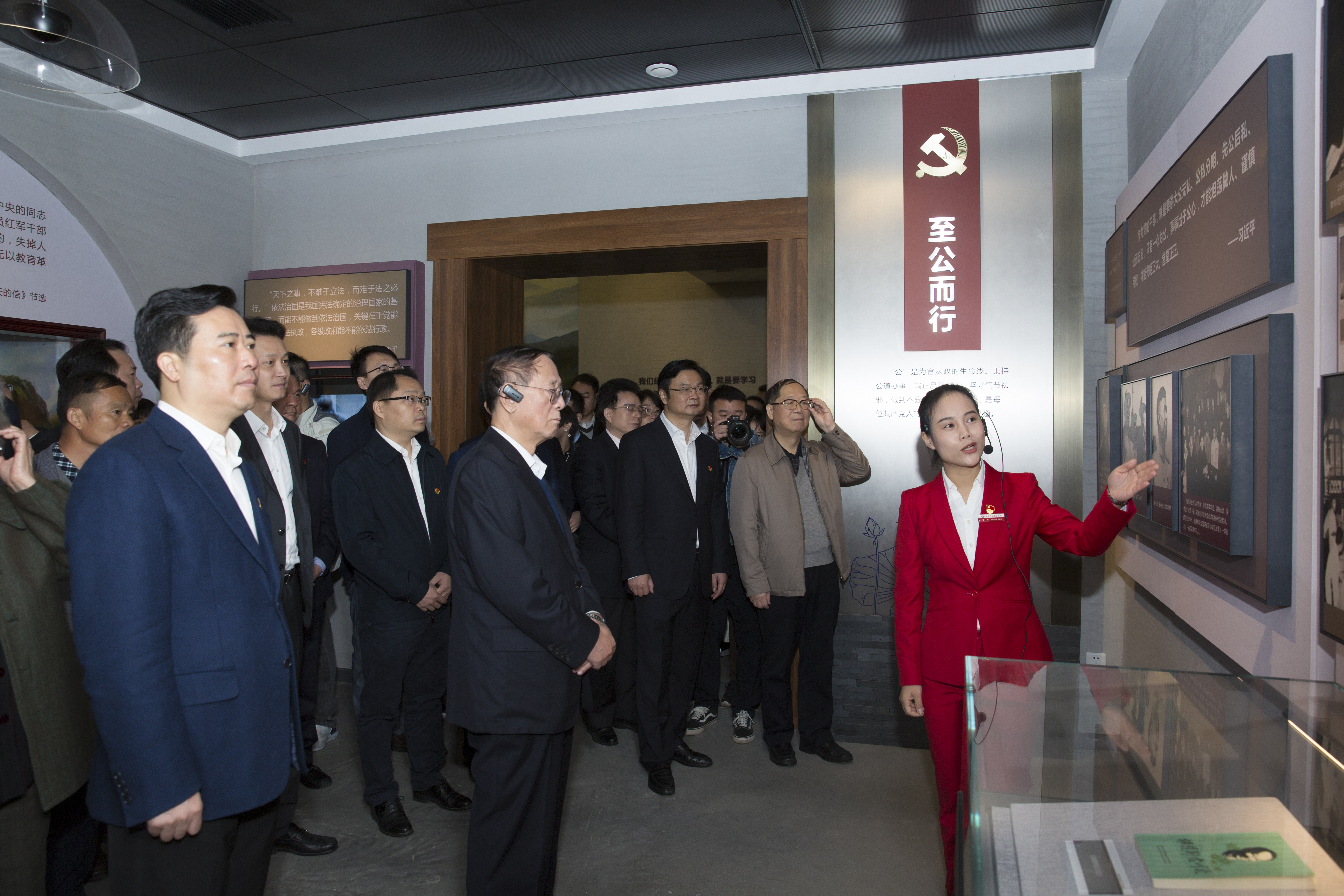 与会党员干部一同参观胡耀邦故里廉洁文化专题陈列。 与会党员干部一同参观胡耀邦故里廉洁文化专题陈列。