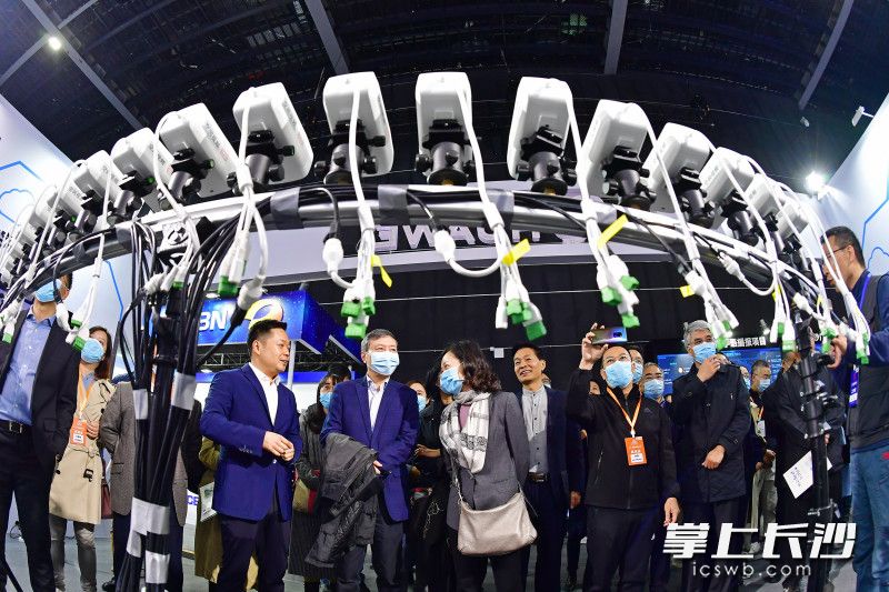 马栏山视频文创产业园内，华为展示的4K多视角、4K自由视角吸引了众多嘉宾驻足。 长沙晚报全媒体记者 王志伟 摄