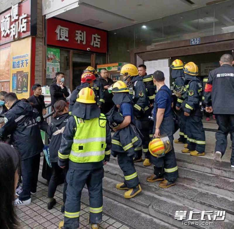 火灾救援现场。市民供图