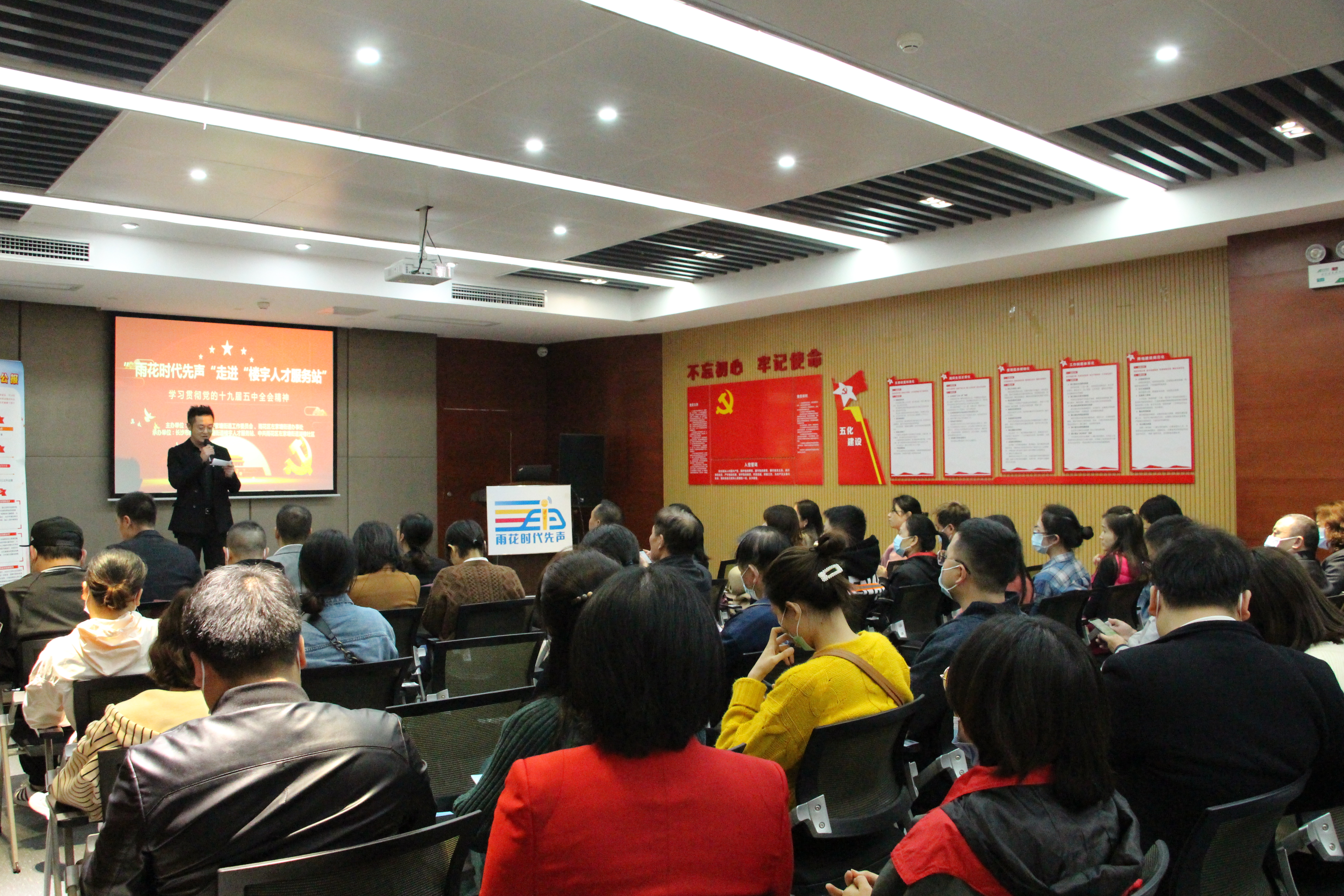 人才政策分享会干货满满，让企业和青年人才们连呼“暖心”。  长沙晚报通讯员   李婷  摄