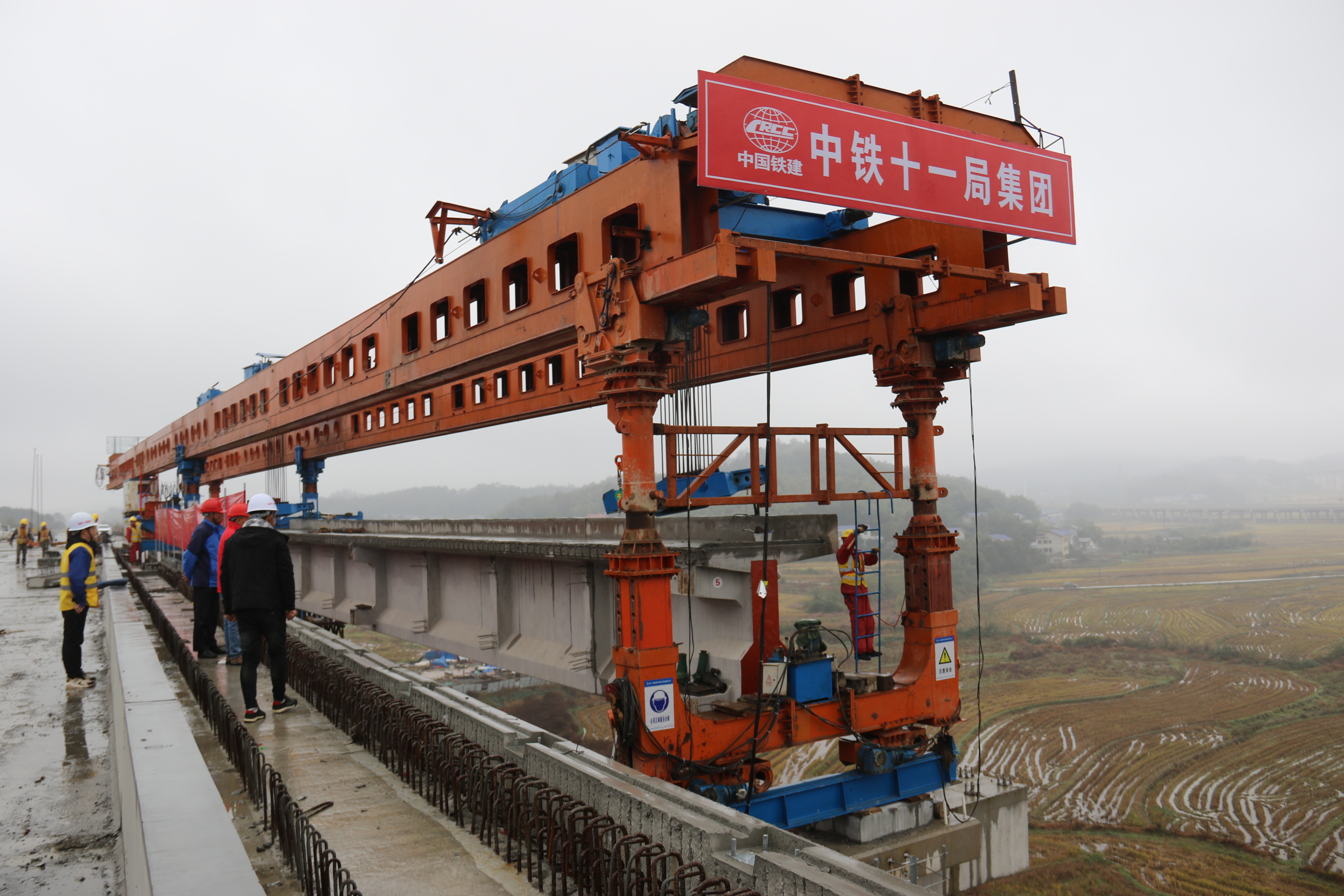 20日，常益长铁路全线首片T梁成功架设，标志着常益长铁路建设进入新阶段。长沙晚报通讯员 孟健 摄
