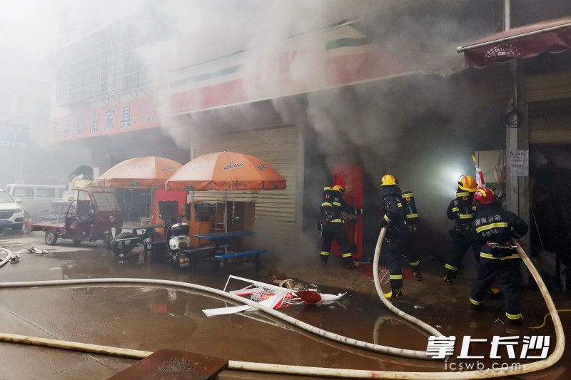 灭火救援现场。长沙晚报通讯员 孙吉松 供图