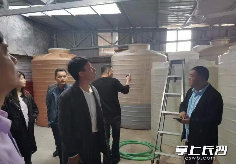 查处现场。均为长沙晚报通讯员 李文 供图