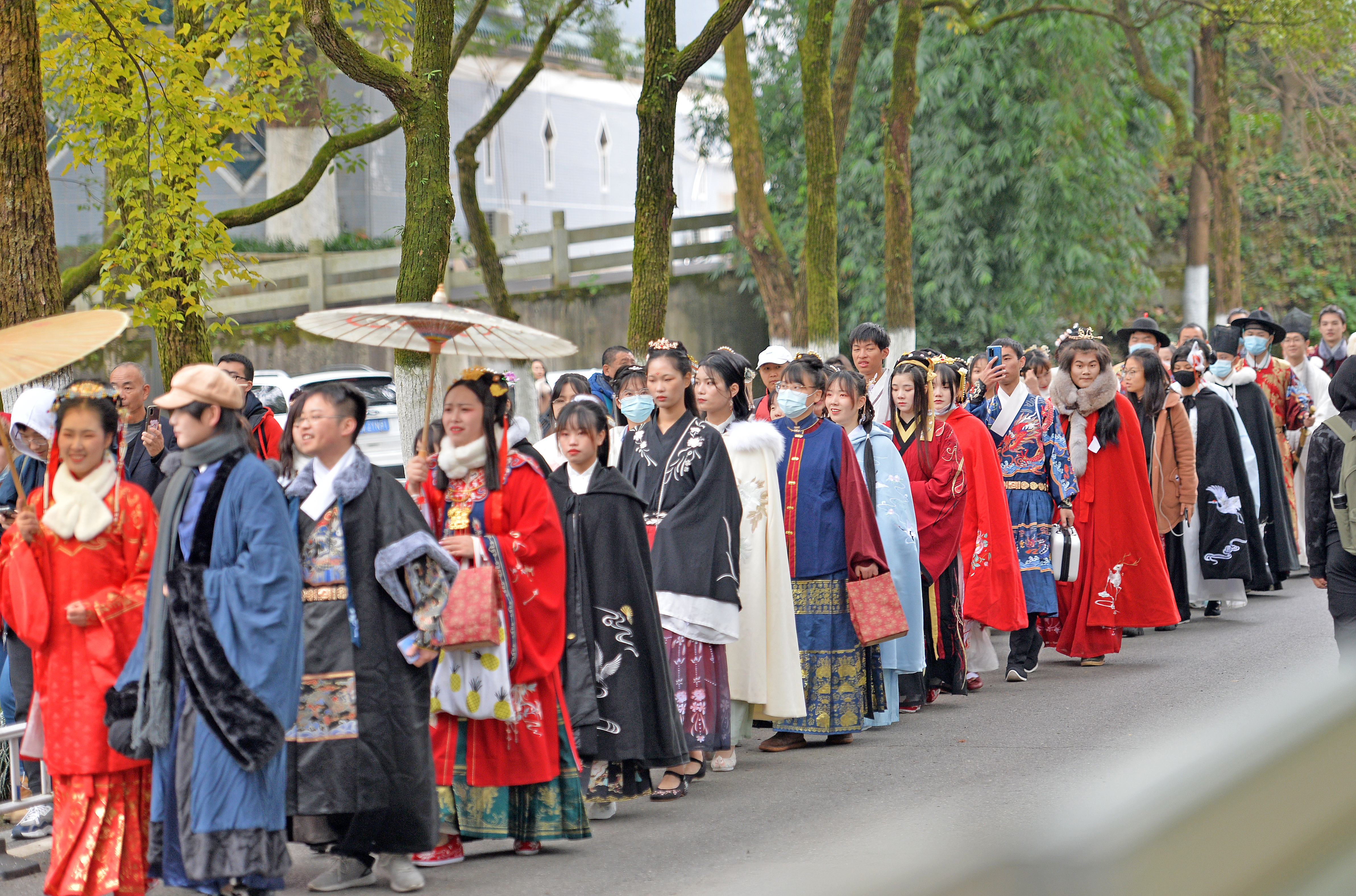 今日是“汉服出行日”，世界“媒体艺术之都”•长沙2020年国潮汉服节活动举行。李健 摄