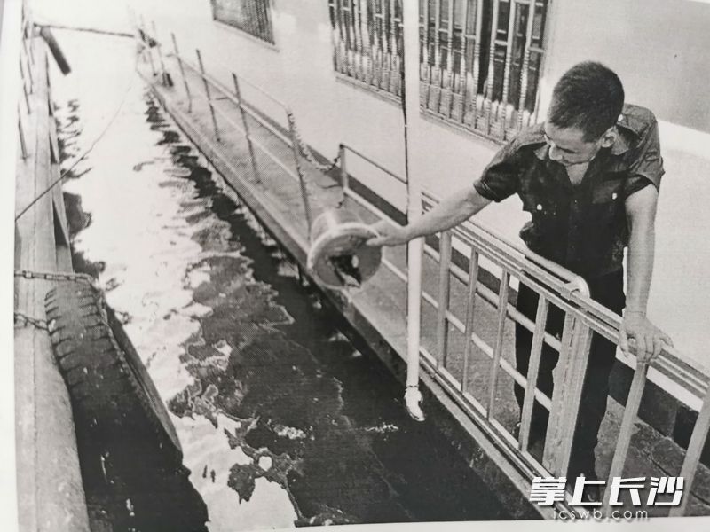 工作人员放生被捕捞的鱼。