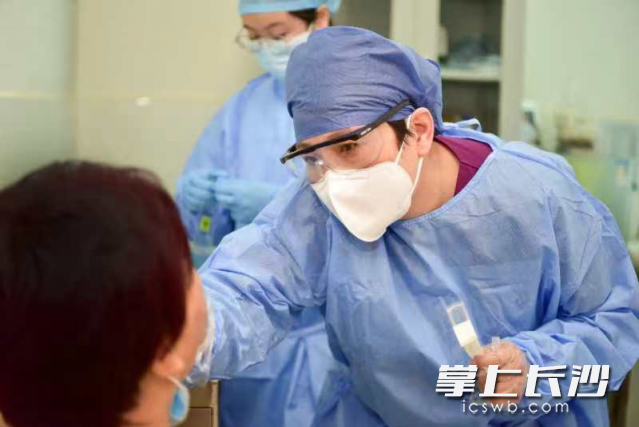 长沙市第一医院医护人员正在为相关人员采集咽拭子进行核算检测。长沙晚报通讯员 潘燕 摄