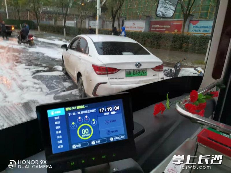火扑灭后的现场，因为抢救及时，小车仅车底有烧黑印记，车身损失不大。受访者供图