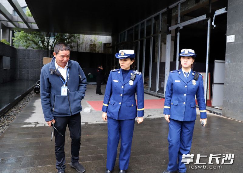 消防监督员开展执法检查。