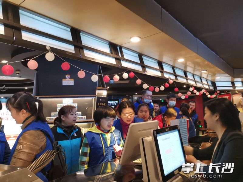 大家现场体验购票流程。主办方供图
