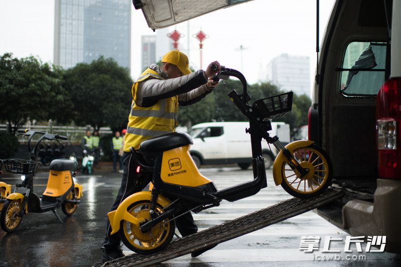 目前，在长沙运营的共享单车（电动车）企业正对超量投放的共享单车开展集中清运回收。
