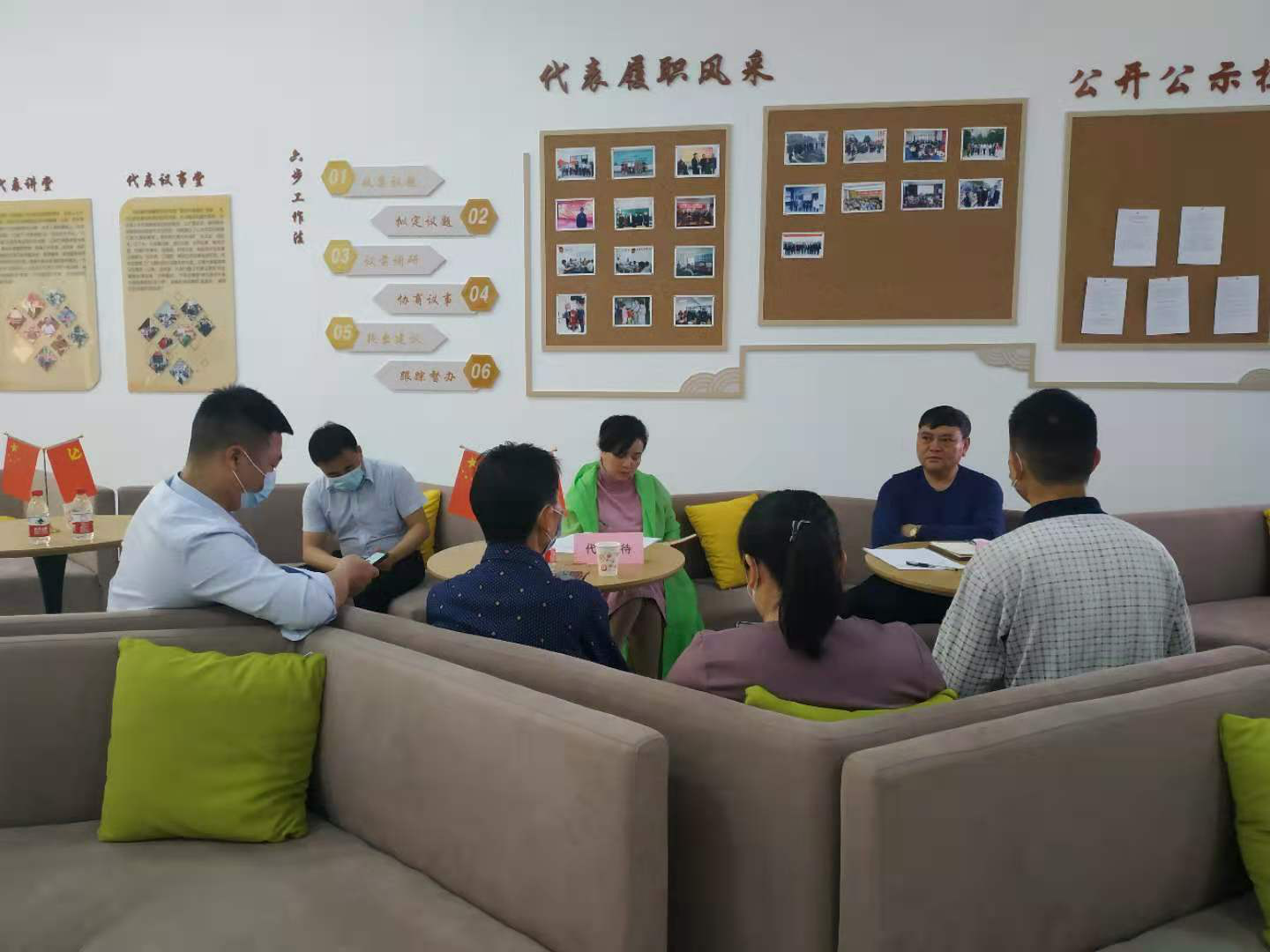 人大代表收集选民意见。   通讯员供图