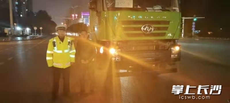 开福交警查处连闯三个红灯的大货车。   均为长沙晚报通讯员陈正祥供图