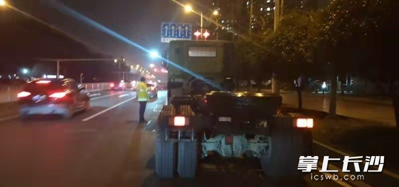驾驶人余某被交警依法处罚。