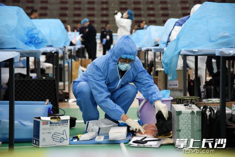 法医整理现场勘查所需要的工具。