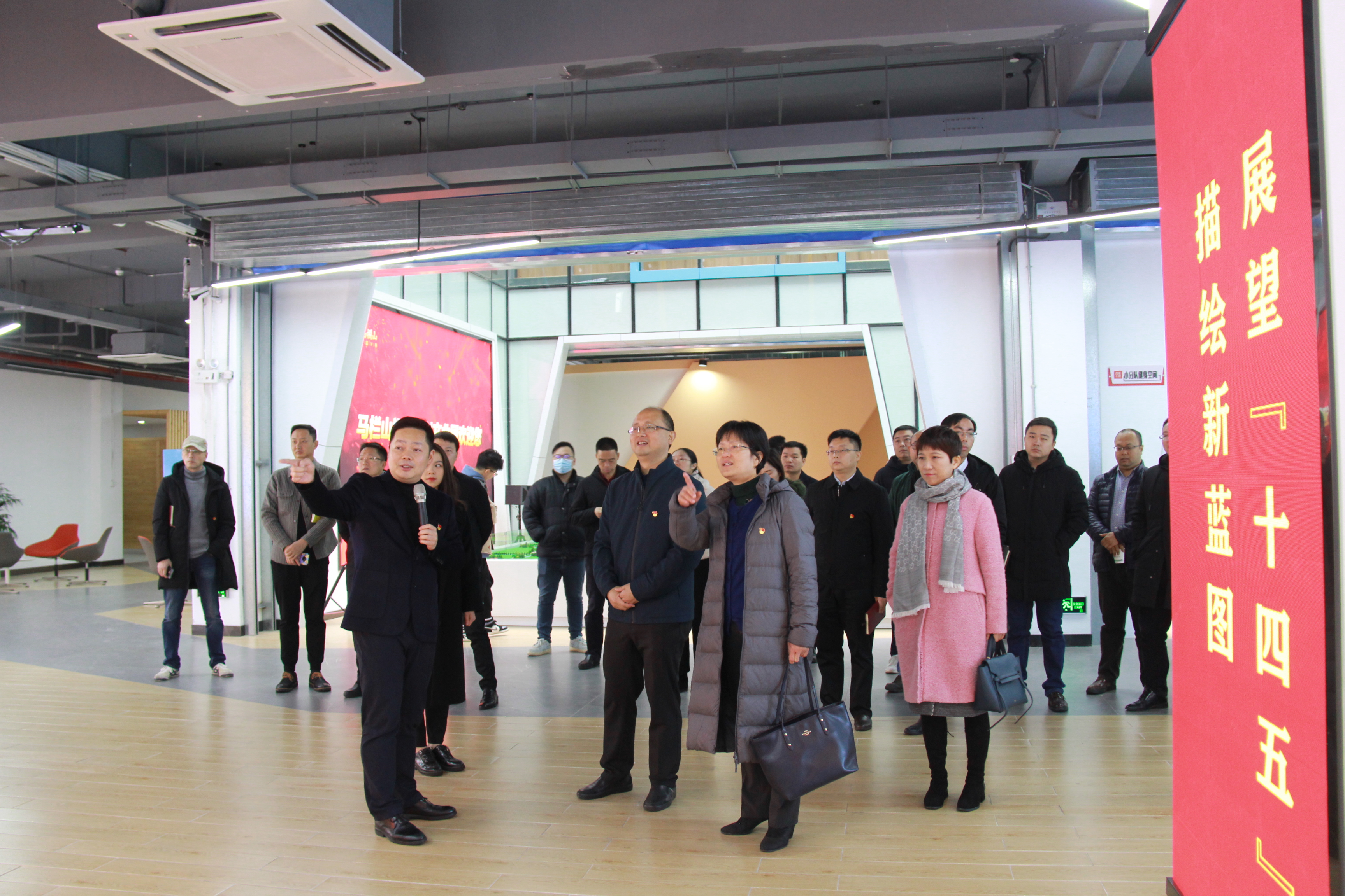 全体党员参观了马栏山创智园和园区展示馆。