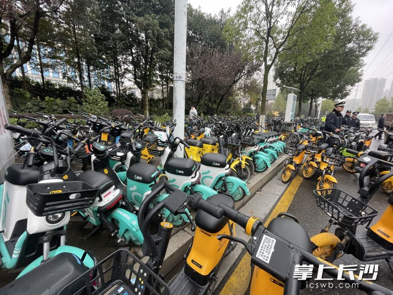 在高新区麓云路麓谷企业广场西门附近,大量共享电动车占据道路。均为长沙晚报全媒体记者唐朝昭摄 在高新区麓云路麓谷企业广场西门附近,大量共享电动车占据道路。均为长沙晚报全媒体记者唐朝昭摄