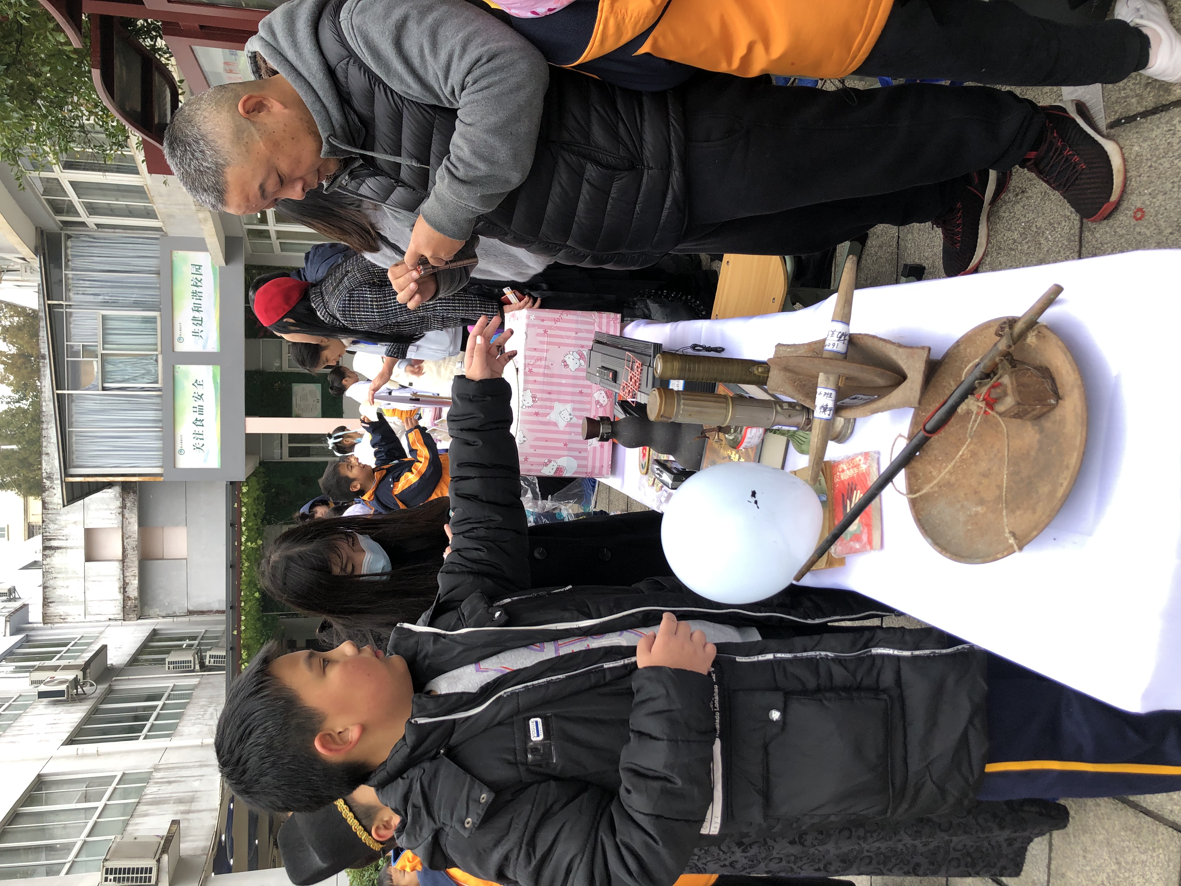 老物件展台展示了历史生活物品。