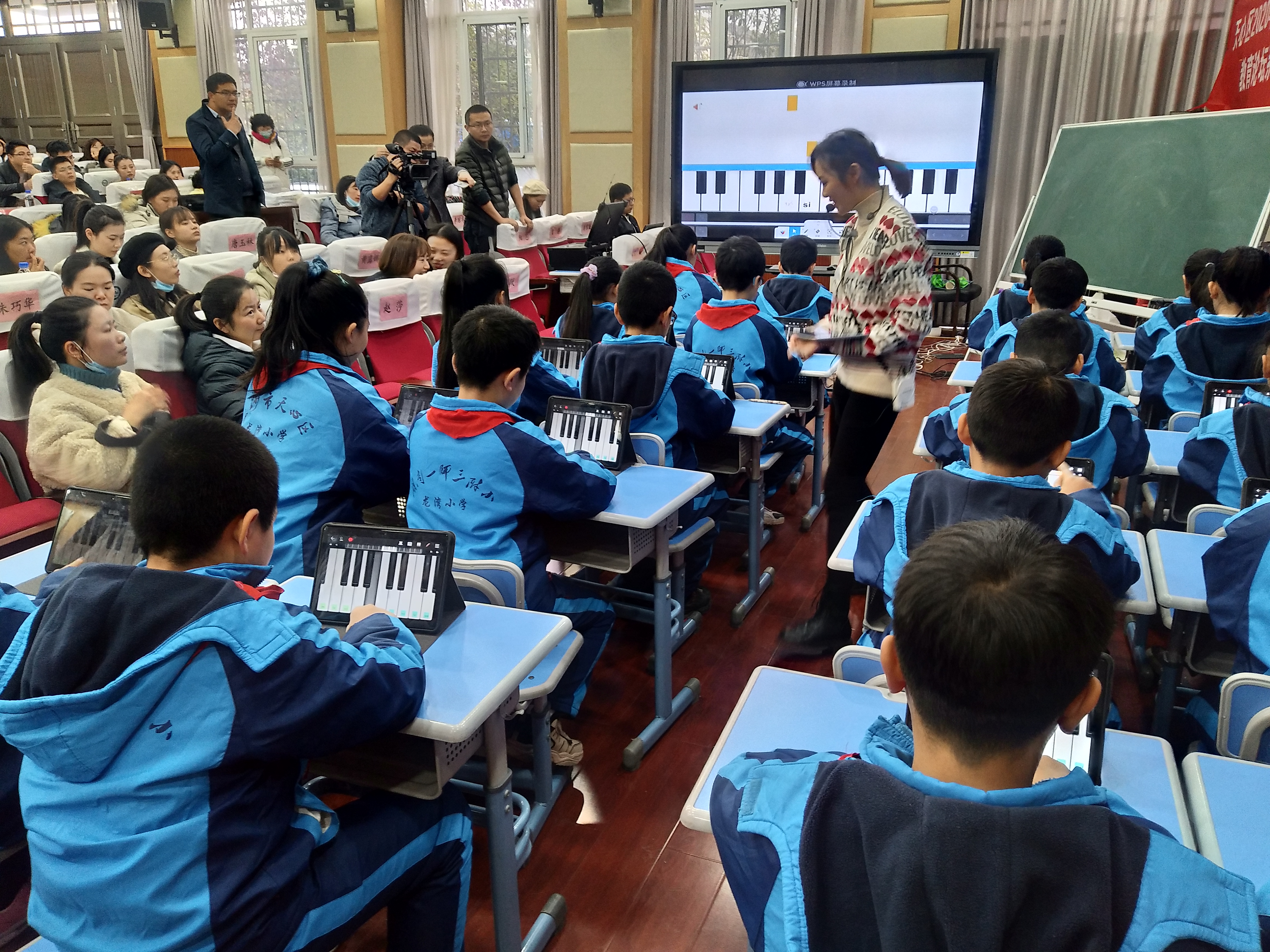 “智慧音乐课”上,每个孩子可在平板上进行弹奏练习。 “智慧音乐课”上,每个孩子可在平板上进行弹奏练习。