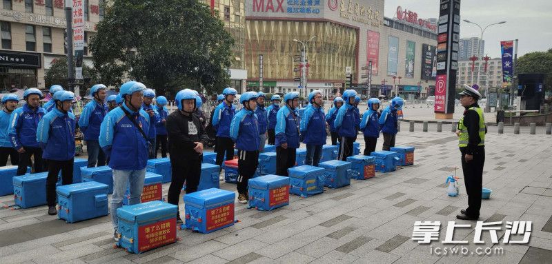 浏阳市天虹广场上,近200名外卖员听交警讲述交通安全注意事项。 浏阳市天虹广场上,近200名外卖员听交警讲述交通安全注意事项。