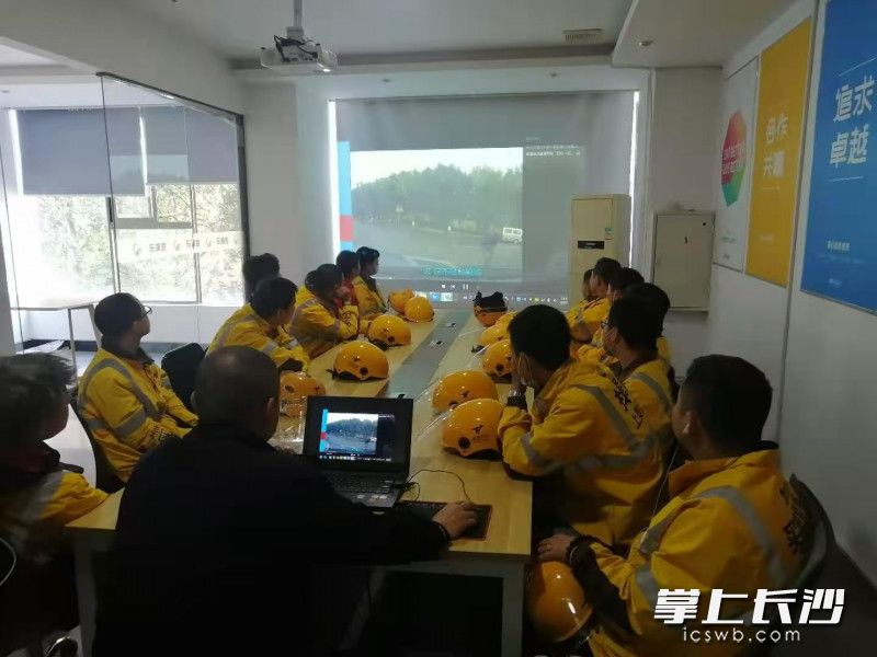 交警对外卖员进行集中授课。 交警对外卖员进行集中授课。