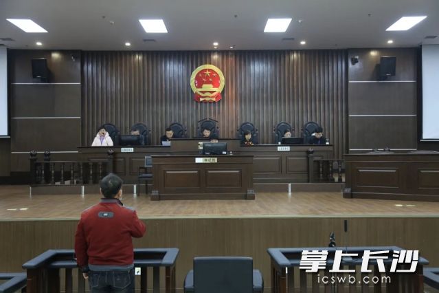 今日上午，天心区人民法院依法公开审理一起非法捕捞水产品罪刑事附带民事公益诉讼案件。长沙晚报通讯员 文天骄 摄