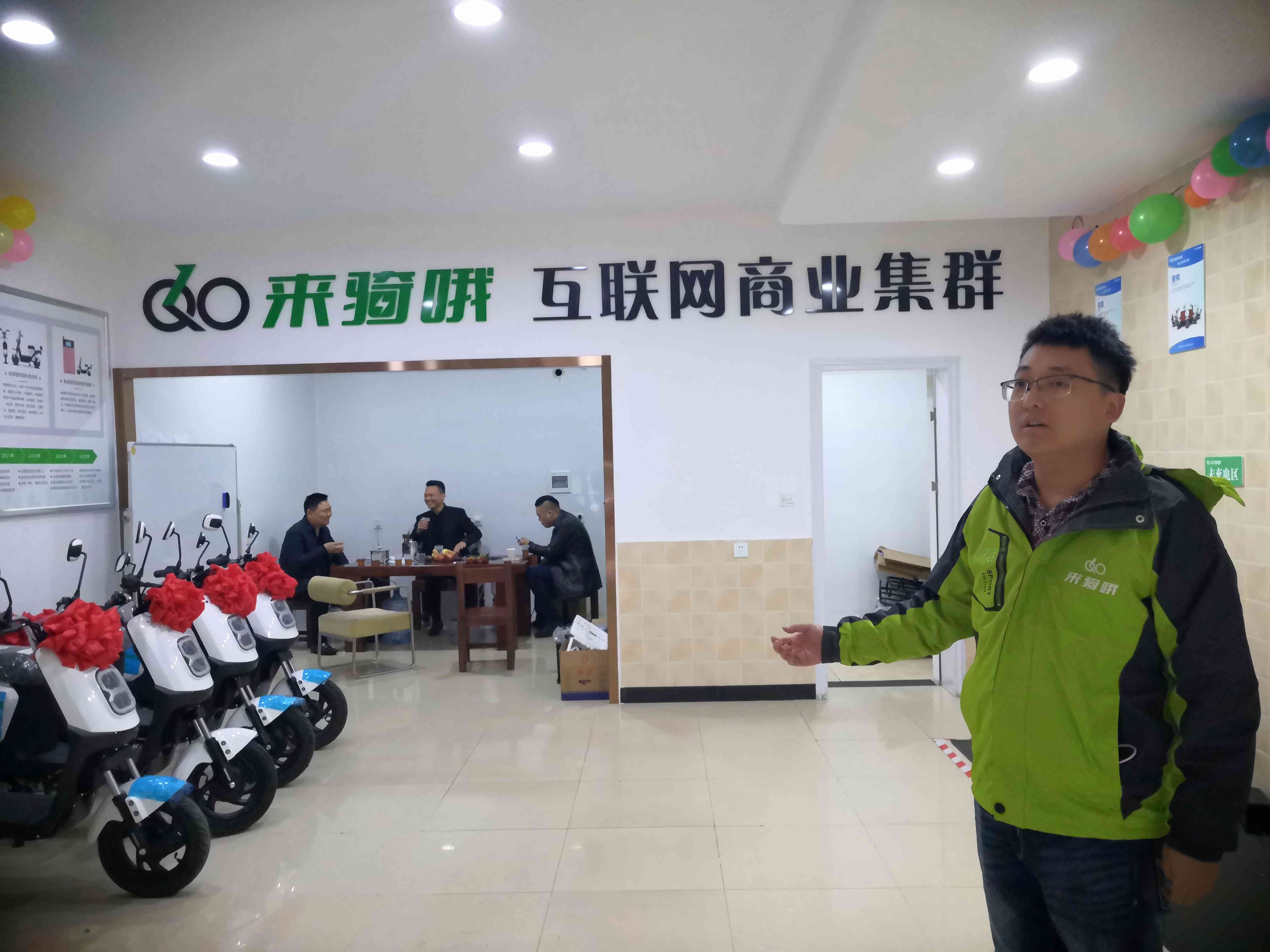 长沙首家电动车5S店开门迎客。