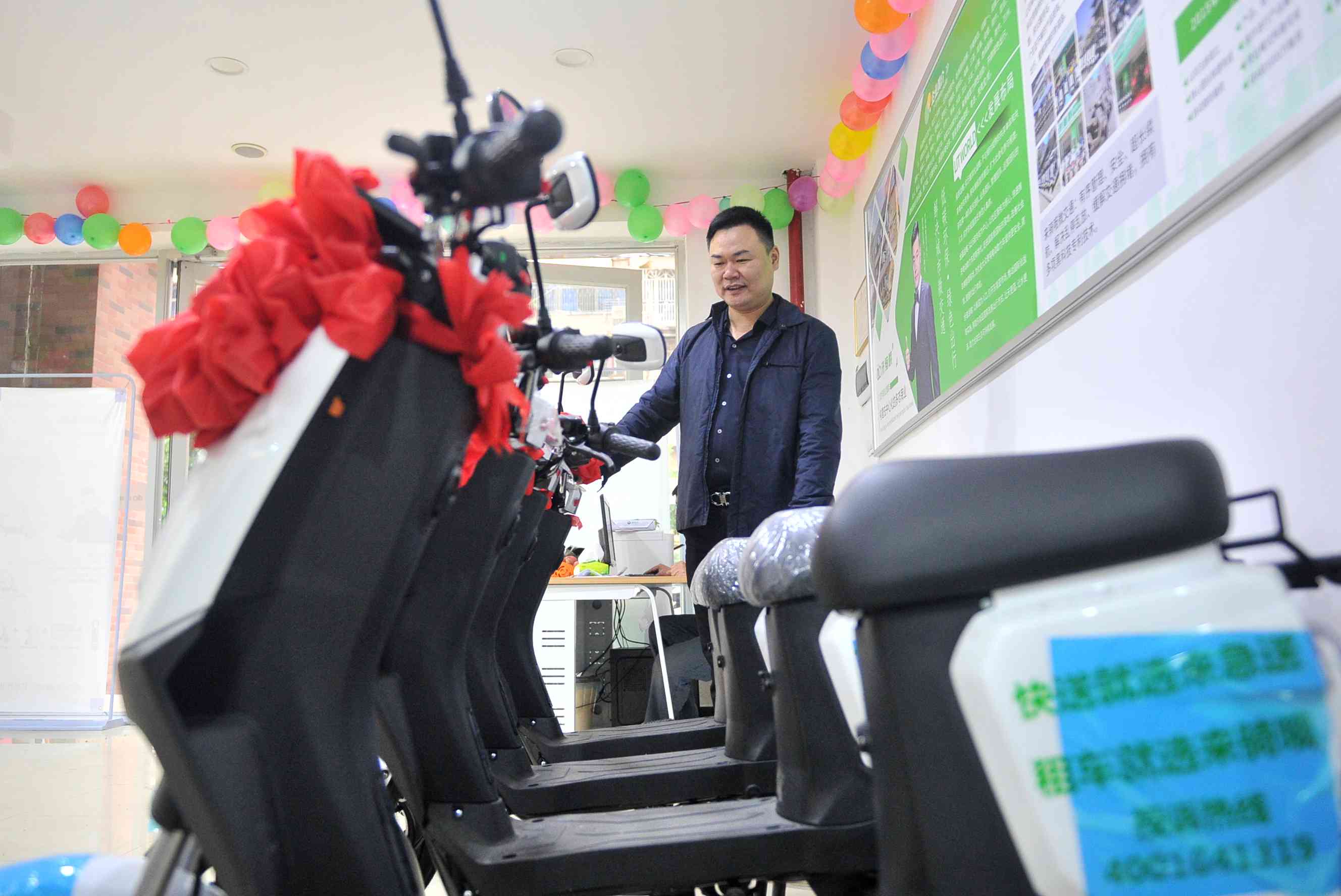 想租车的市民正在看车。
