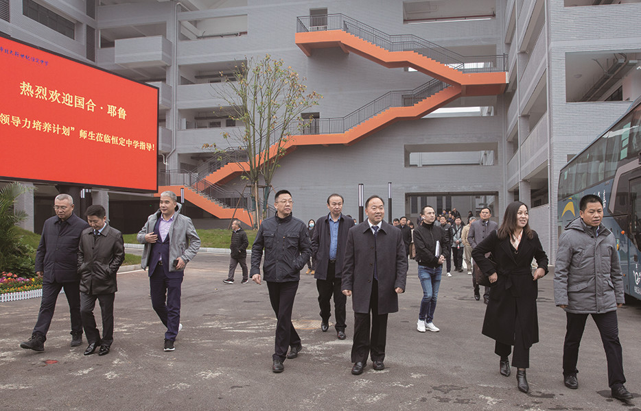 国合·耶鲁培训班的学员们在恒定中学参观。均为长沙晚报通讯员 邓建平 全媒体记者 陈良 摄