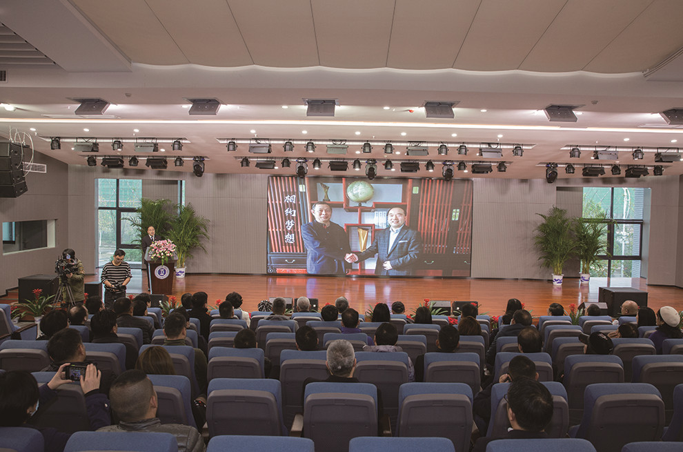 恒定中学执行董事李钊向国合·耶鲁培训班学员介绍学校相关情况。