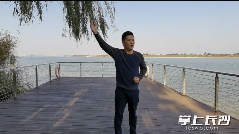 朗读达人在录制微朗读视频画面。