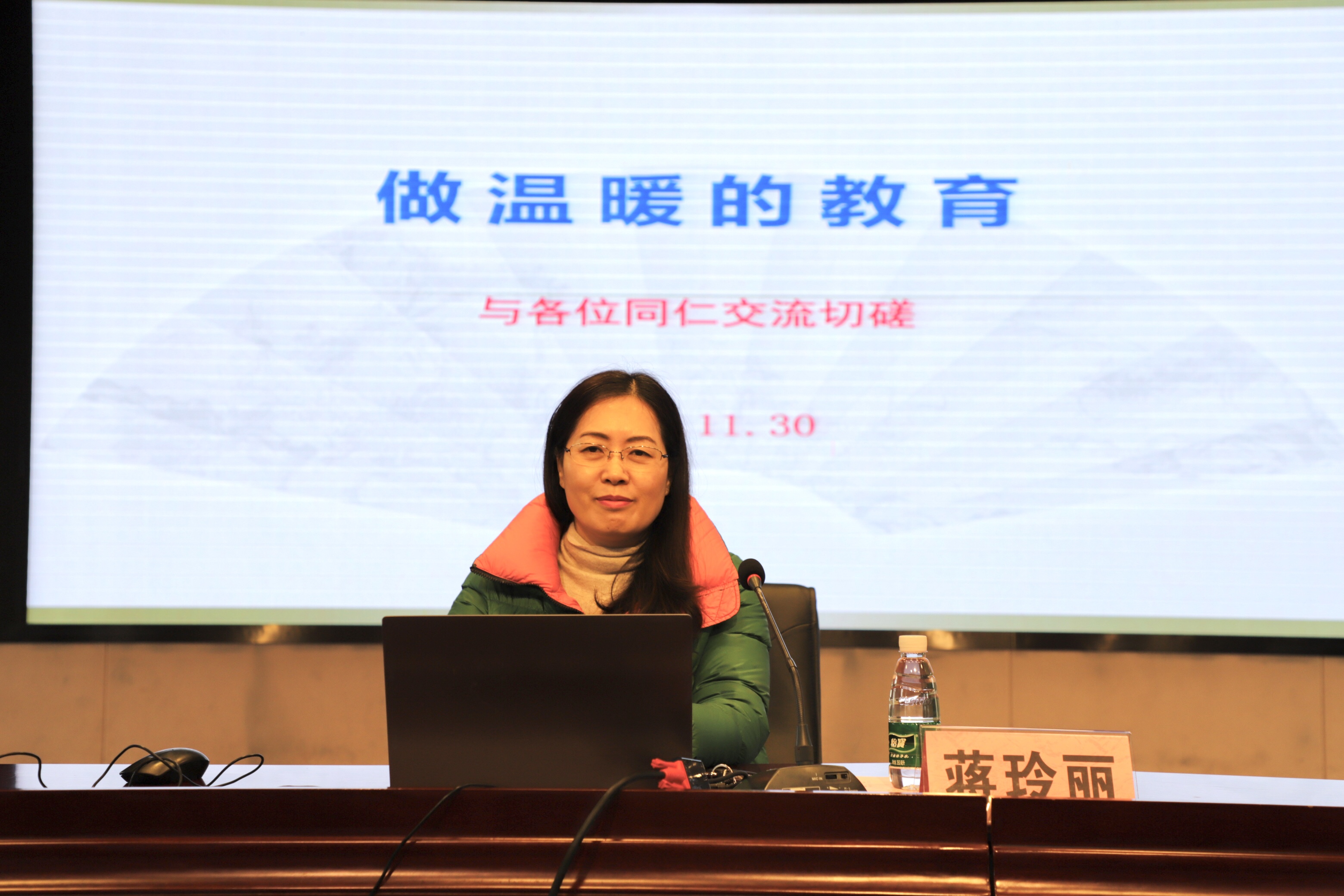 民进会员、长沙市一中双语实验中学副校长蒋玲丽开展了一场主题为“做温暖的教育”的名师同心讲坛授课。