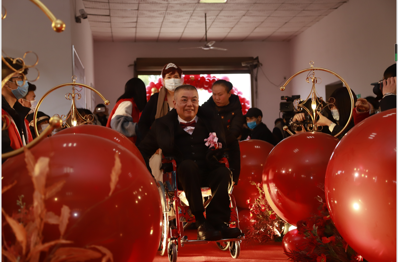 11月30日婚礼现场，新人幸福地上台接受大家祝福。均为通讯员 廖艳 供图