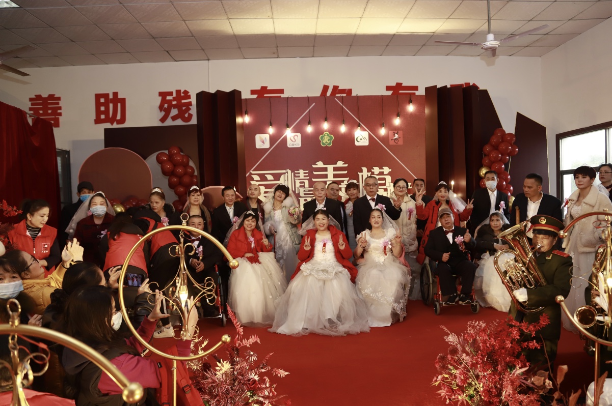 12对新人当天举办了集体婚礼。