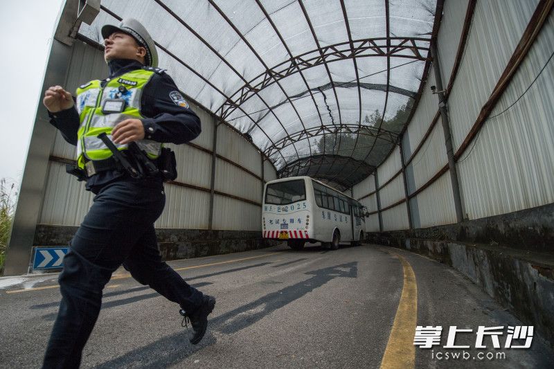1日，122“全国交通安全日”高速公路隧道安全行车主题宣传活动举行，高速交警在演练中快速处置隧道“事故”。均为长沙晚报全媒体记者 黄启晴 摄