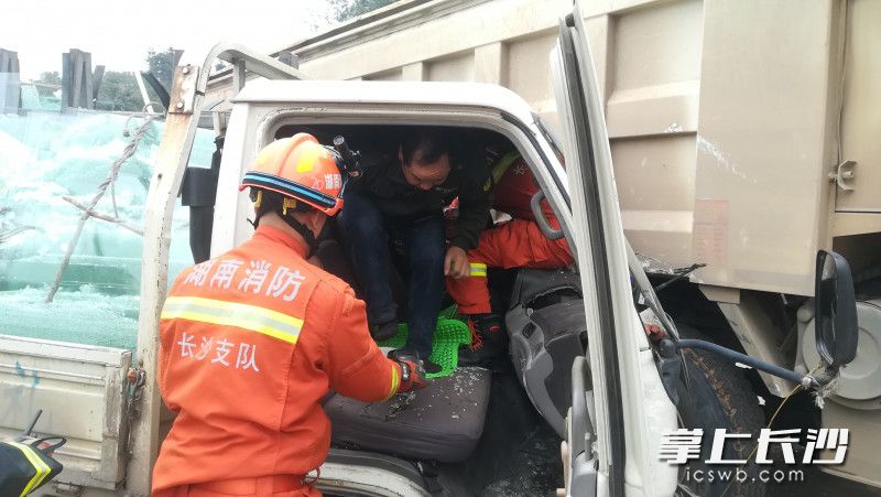 被困驾驶员只是脚部轻微擦伤，被消防员成功救出。
