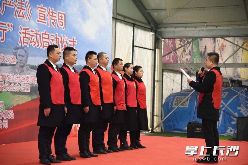 汽车西站员工展示安全生产班前会。