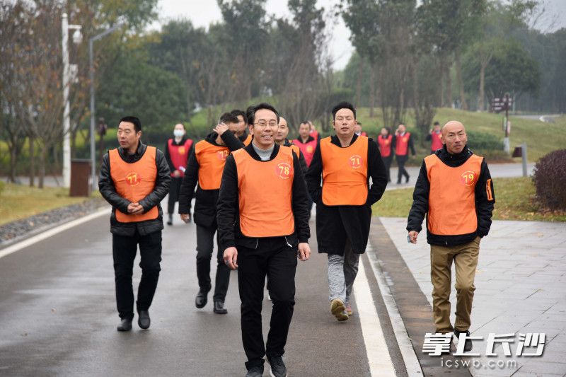 “安全生产平安行”活动现场，队员们闯过各个关卡，并参加健步走。